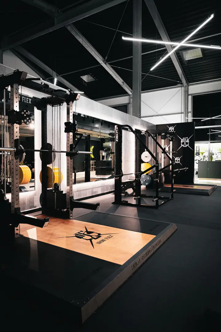 Freihantel-Racks im IRON FLEX Fitnessstudio Seligenstadt