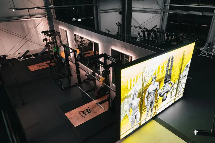 Empfangsbereich mit IRON FLEX Wandmotiv