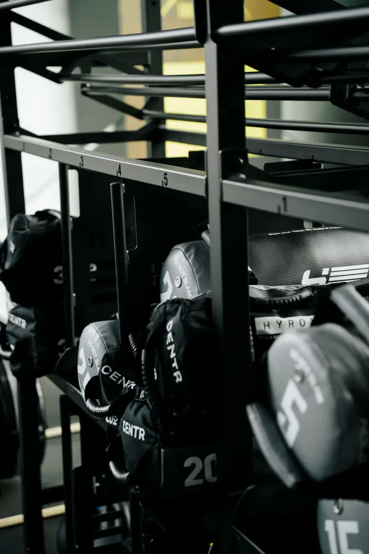 Athlet beim Krafttraining im IRON FLEX