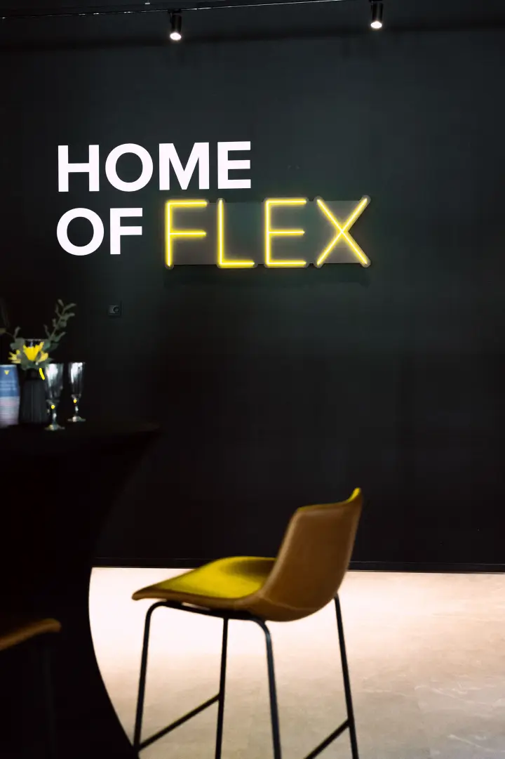 Beleuchteter IRON FLEX Schriftzug im Studio