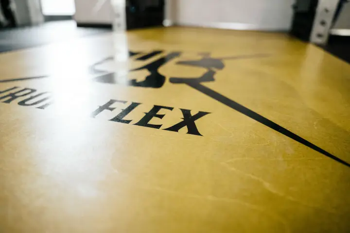 IRON FLEX Logo auf der Trainingsfläche