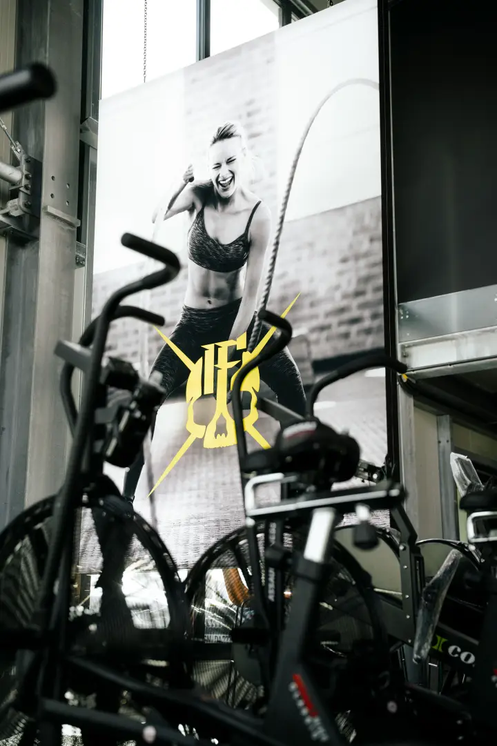 Air Bike mit IRON FLEX Branding