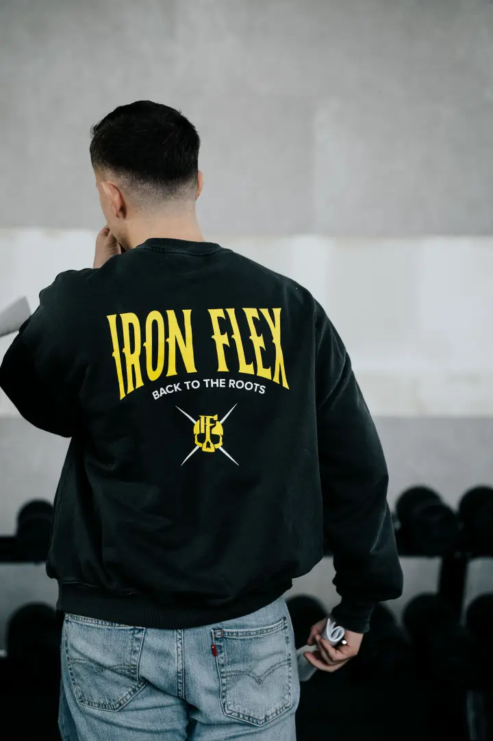IRON FLEX Teamwear vor dem Freihantelbereich
